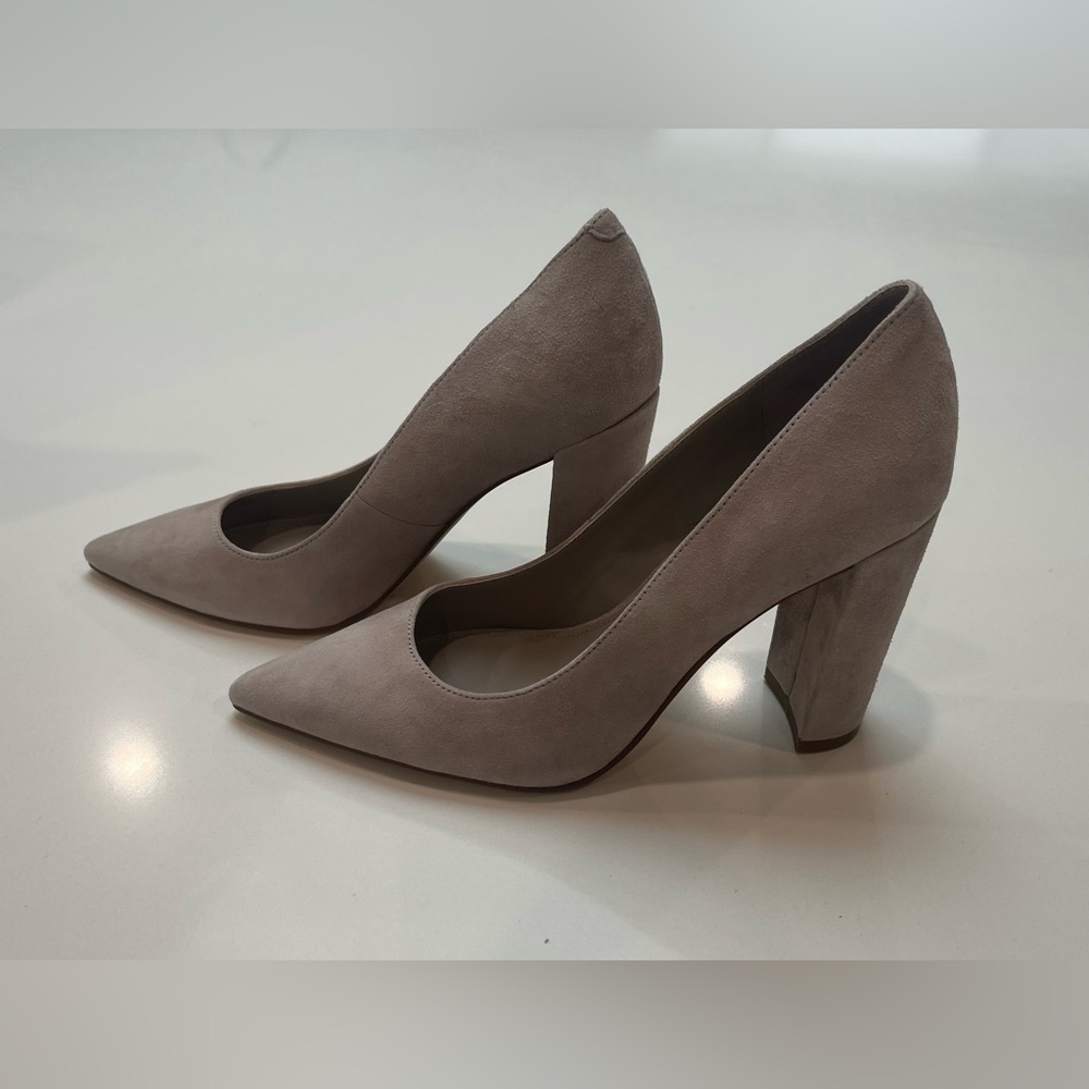 NWB marc fisher ltd abilene block high heel pump in suede taupe/light gray sz 6
